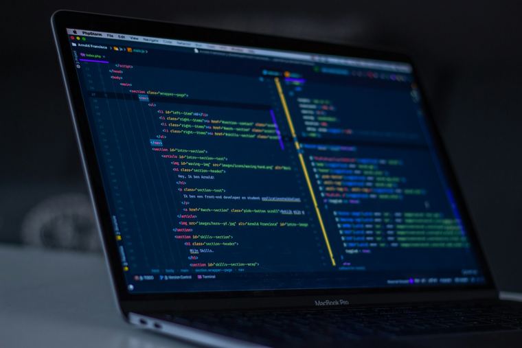 Laptopscherm met code in een donkere editor