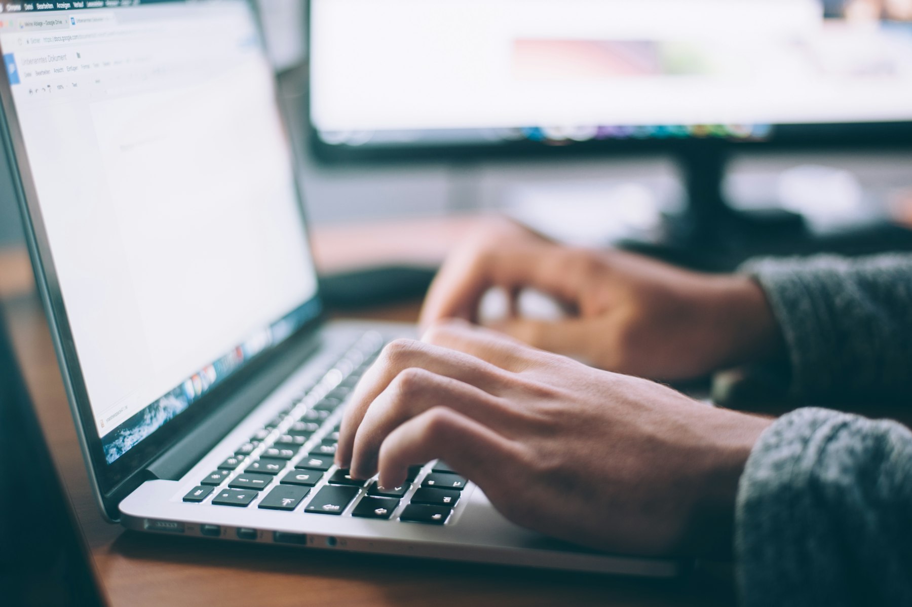 Werkplek waar aan een website wordt gewerkt